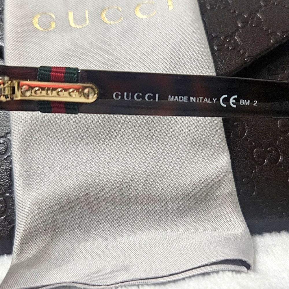 Gucci Brown Tortoise Sunglasses with Case and Cloth - Picture 7 of 10